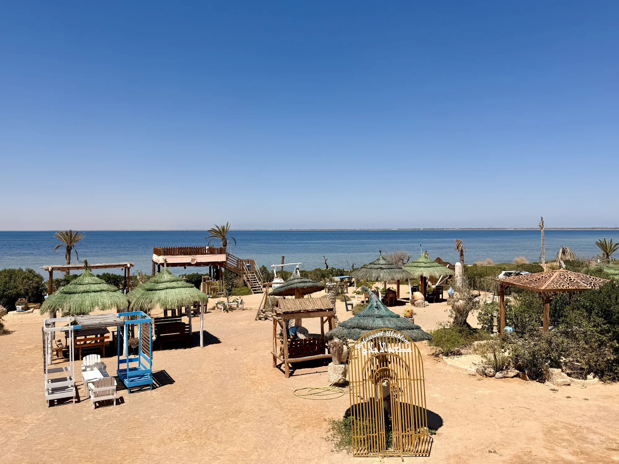 Vue panoramique du restaurant Dreams Guellala face à la mer Méditerranée