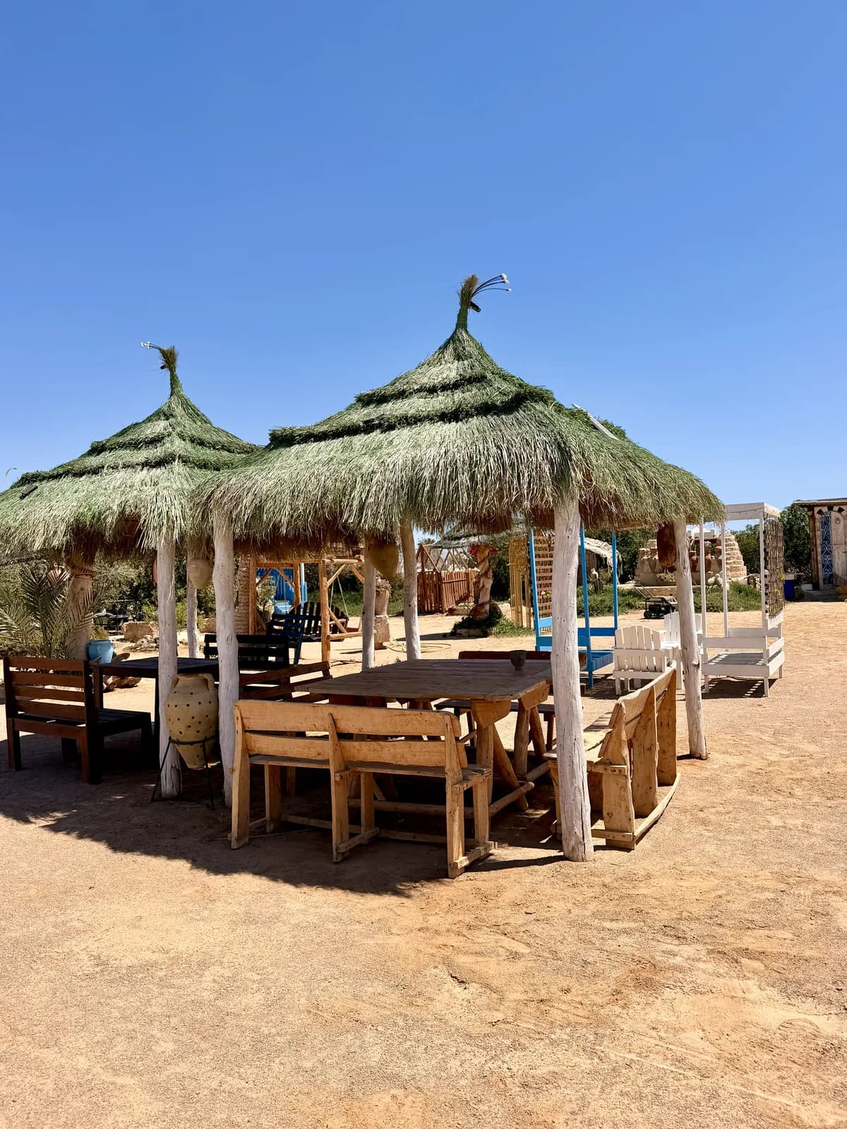 Gazebos en chaume au coucher du soleil