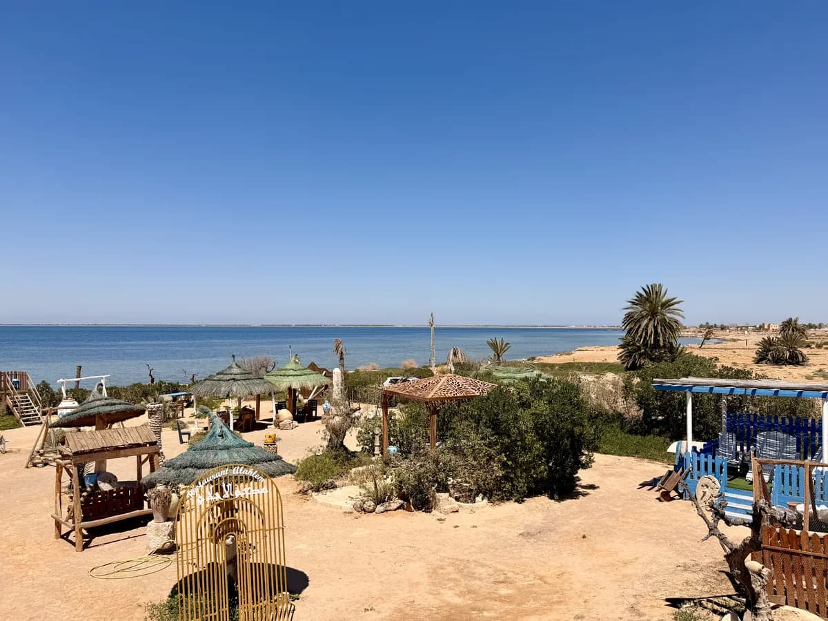 Vue d'ensemble du restaurant et de la mer